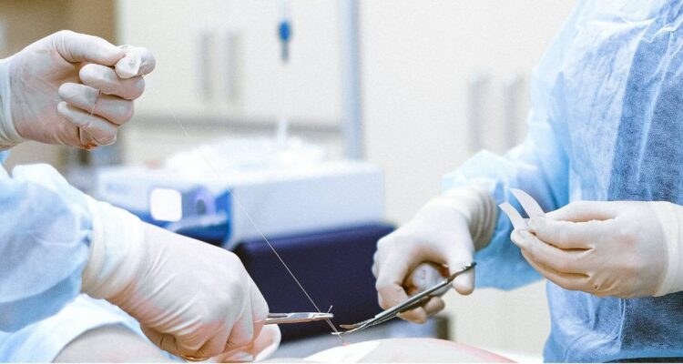 Universidad Católica deberá indemnizar con $75 millones a paciente por negligencia en cirugía