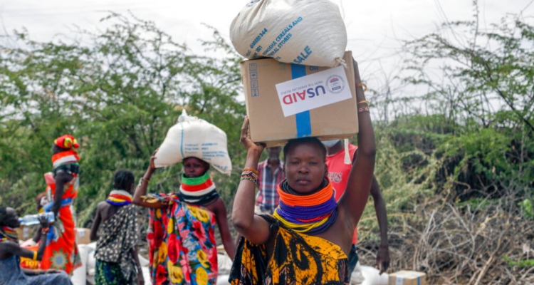Residentes cargan cajas de alimentos distribuidos por USAID en Kachoda, al norte de Kenia