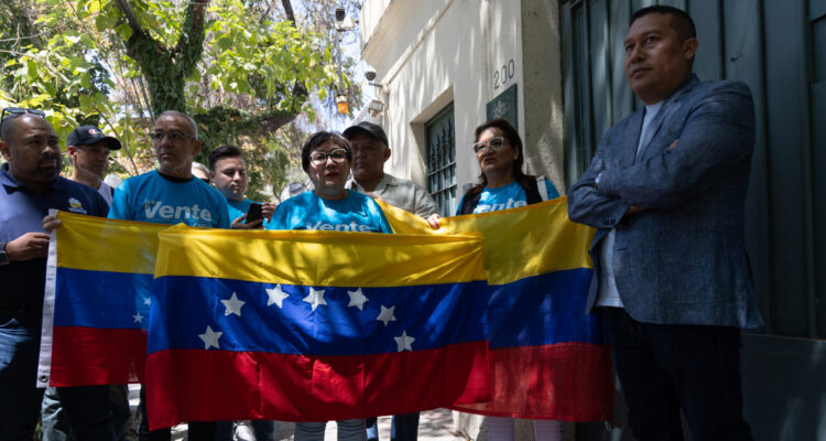 Venezolanos en Chile piden que Iglesia Católica auxilie a opositores en embajada argentina en Caracas