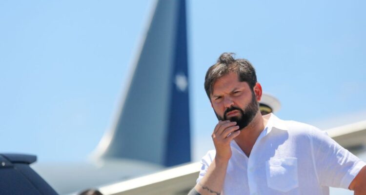 Presidente Boric arriba a Uruguay para cambio de mando presidencial: tendrá reuniones bilaterales