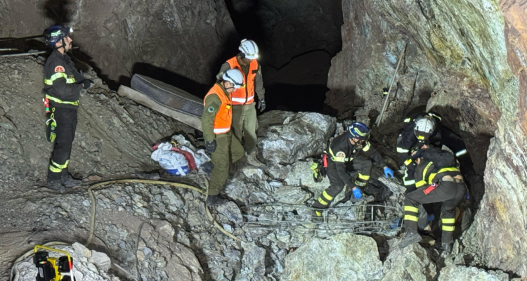 VIDEOS | Recuperan cuerpos de los tres pirquineros fallecidos tras derrumbe en mina de Copiapó