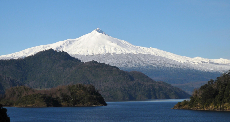Imagen de volcán por posible proyecto de extracción de oro en la región de Los Ríos
