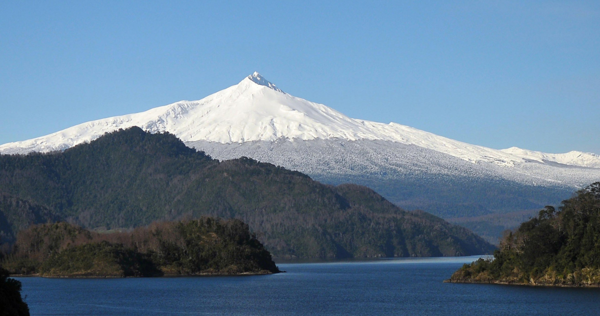 Imagen de volcán por posible proyecto de extracción de oro en la región de Los Ríos
