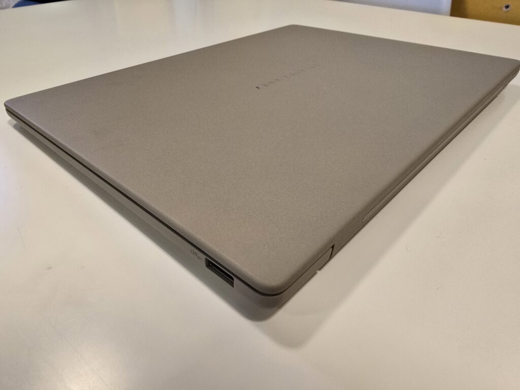 El Asus Zenbook A14 destaca por ser liviano, su grosor y por el material que está construido. 