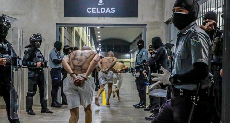 238 miembros del Tren de Aragua llegan a El Salvador para ingresar a cárcel de máxima seguridad