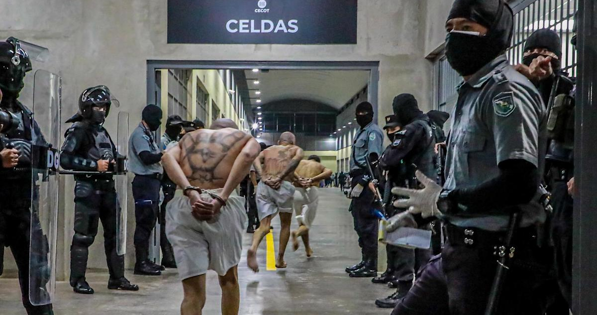238 miembros del Tren de Aragua llegan a El Salvador para ingresar a cárcel de máxima seguridad