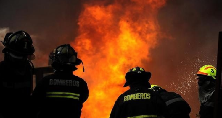 Incendio obliga a evacuar a unas 27 familias en Los Sauces y Lumaco: Senapred declaró Alerta Roja