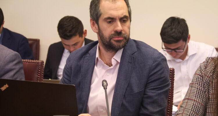 Senadores y Gobierno coinciden en proyecto para simplificar permisología, aunque plantearon ajustes