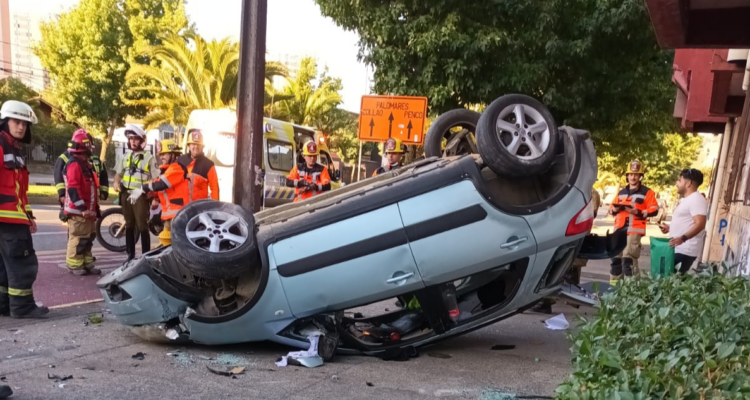 Violenta colisión entre dos vehículos en Concepción deja cinco lesionados: dos salieron eyectados