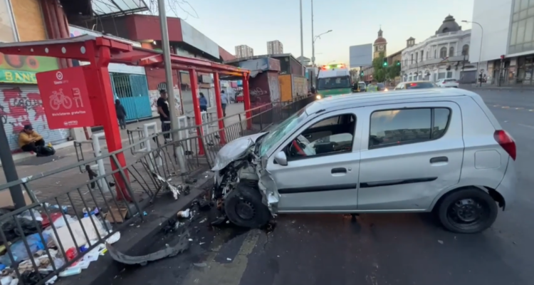 Conductor protagoniza accidente en Recoleta y deja abandonado el vehículo