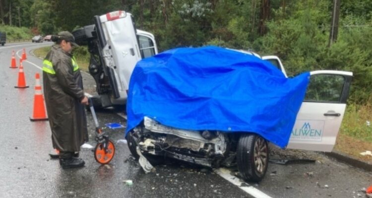 Dos muertos y cuatro heridos deja colisión múltiple en ruta que une Valdivia con Paillaco