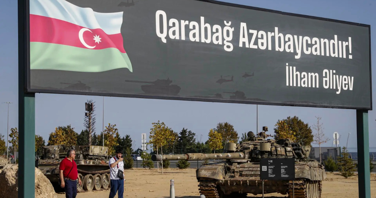 Cartel que dice “Karabaj es Azerbaiyán”