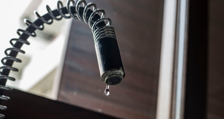 Agua cayendo de llave por intermitencia en sector Cabo Blanco de Valdivia