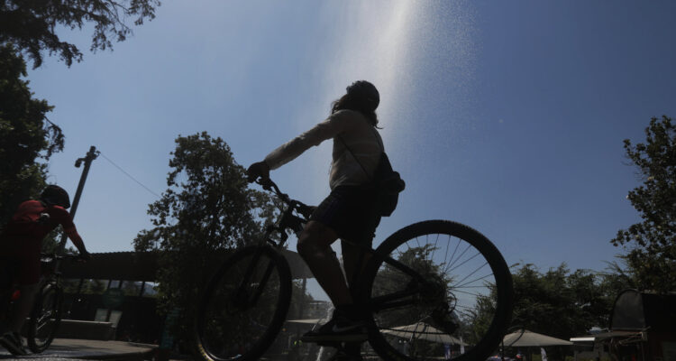 Meteorólogo adelanta temperaturas de hasta 36 grados entre regiones de Valparaíso y Maule este martes