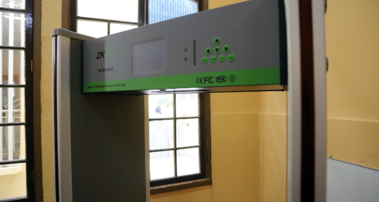 Alcalde de Temuco busca llevar detectores de metal a los Cesfam, tras aplicarse en liceo municipal