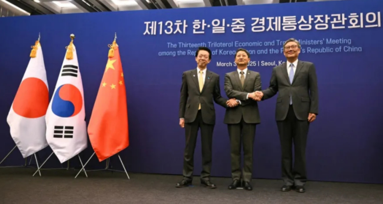 El ministro chino de Comercio, el de Industria surcoreano y el ministro japonés de Economía, Comercio e Industria