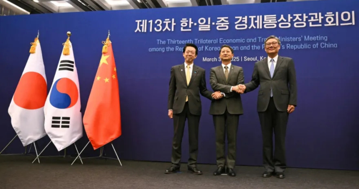 El ministro chino de Comercio, el de Industria surcoreano y el ministro japonés de Economía, Comercio e Industria