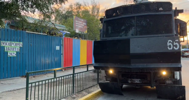 Masivo allanamiento en 25 domicilios ubicados en tres comunas de la capital: encuentran armas y droga