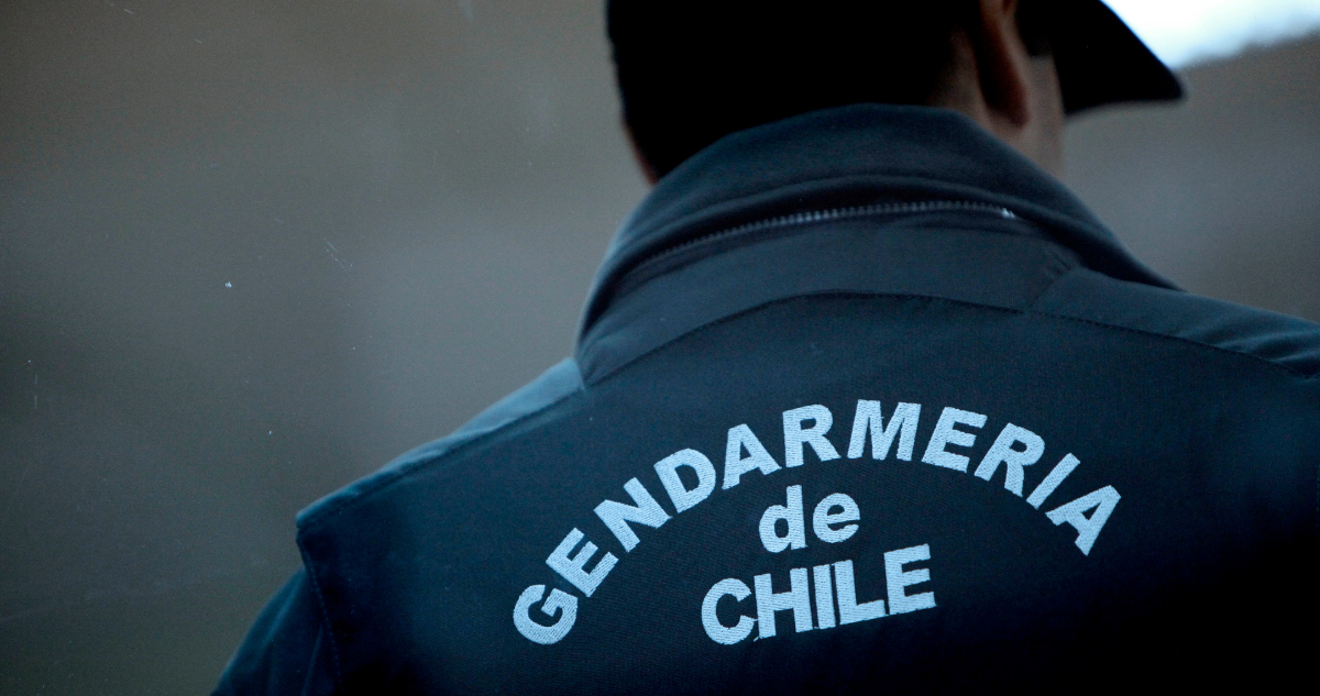 Imagen de un funcionario de Gendarmería de espalda.
