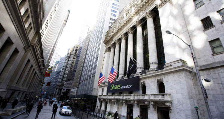 Wall Street abre en verde y pendiente a posibles ajustes en los aranceles de Donald Trump