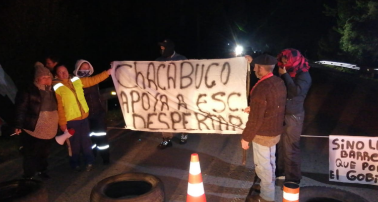 Apoderados de Escuela Despertar cortan ruta Puerto Aysén – Chacabuco: piden salida de la seremi