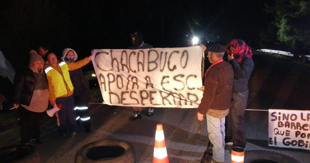 Apoderados de Escuela Despertar cortan ruta Puerto Aysén – Chacabuco: piden salida de la seremi