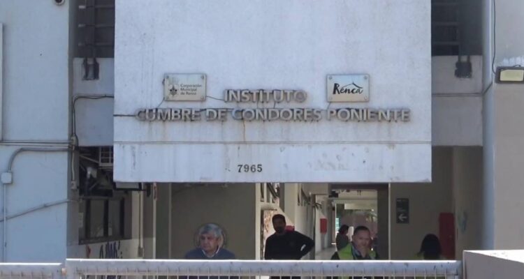 Apoderados ingresan a colegio de Renca para amenazar a estudiantes: sería por venganza