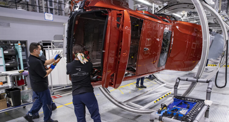 EEUU aplazará en un mes los aranceles para los automóviles provenientes de México y Canadá