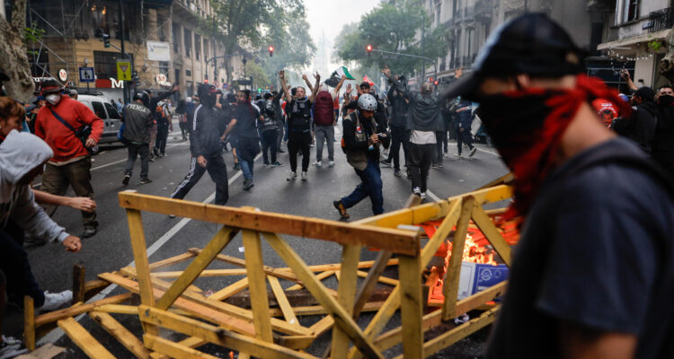 Gobierno de Javier Milei denuncia a jueza que ordenó liberar a los detenidos en las protestas