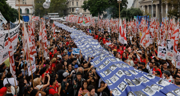 Argentina: masiva marcha por la memoria rechaza negacionismo de la dictadura que profesa Milei