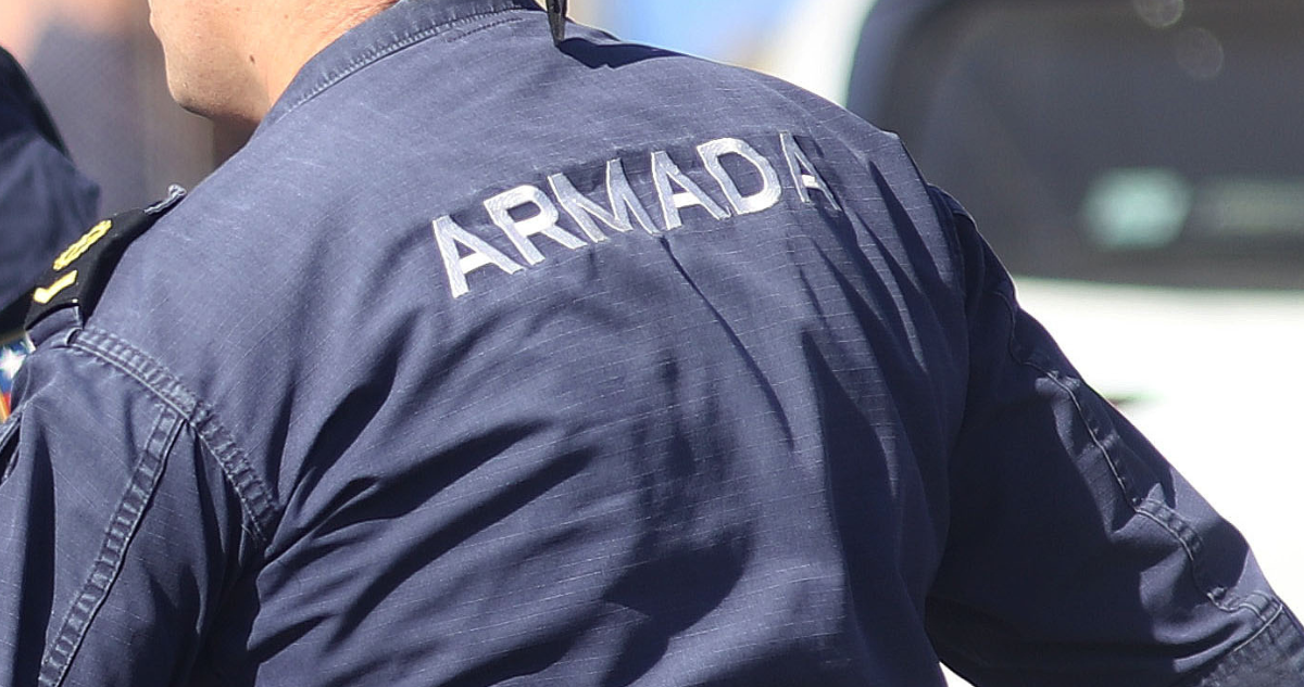 Funcionarios de la Armada por fusiles recuperados