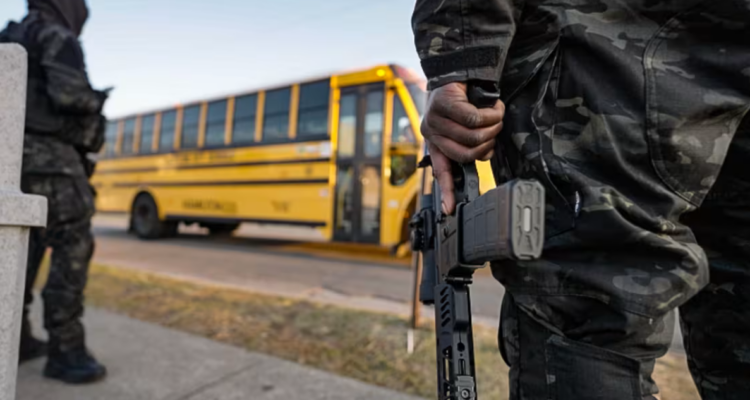 Hombres patrullan una parada de bus