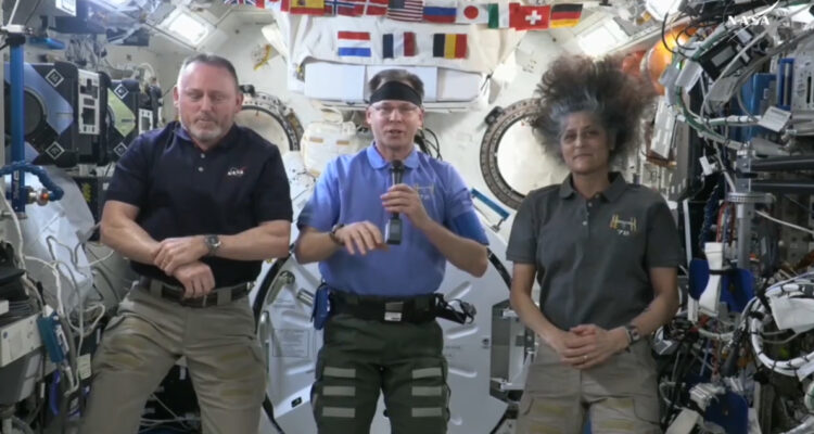 Astronautas que quedaron varados en el espacio, en una conferencia de prensa desde la ISS