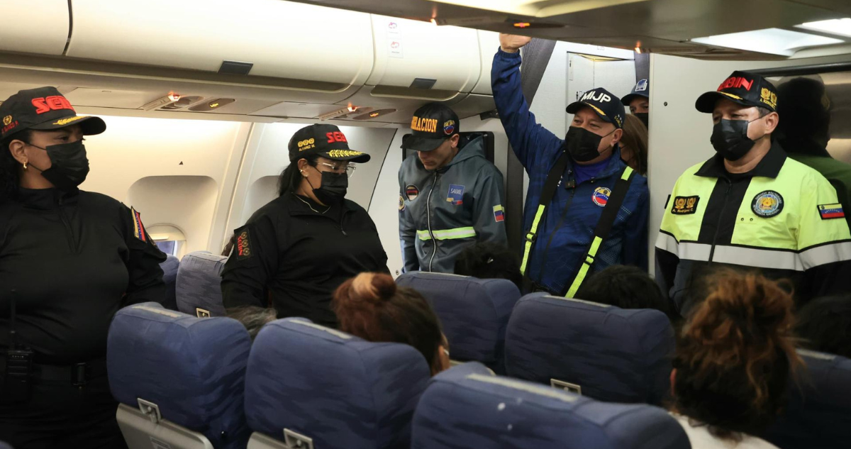 Aterriza en Venezuela avión estadounidense con 175 migrantes deportados