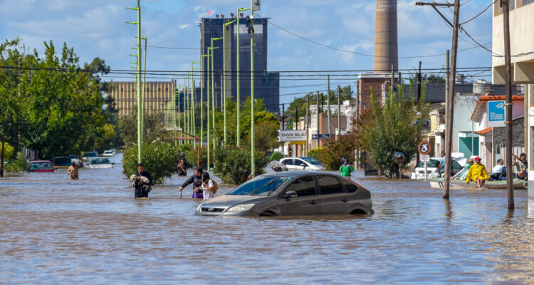 Trece muertos y unos 1.300 evacuados dejan lluvias que “destruyeron” ciudad argentina de Bahía Blanca