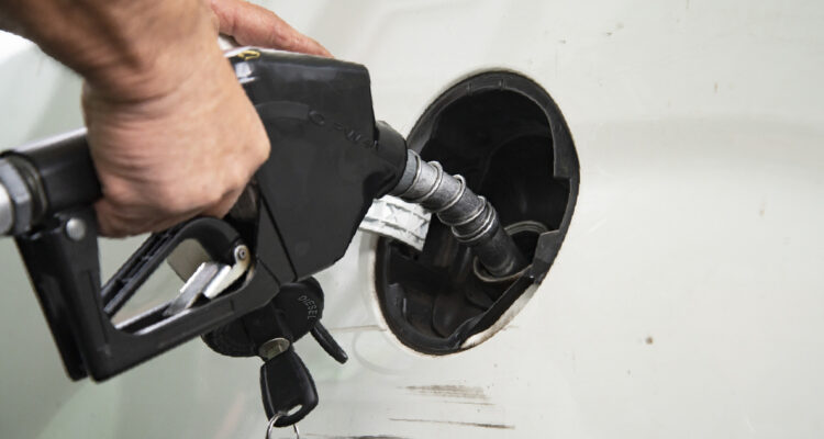 Nuevo alivio a la billetera: Los combustibles tendrán una nueva baja “considerable”, anticipa Marcel