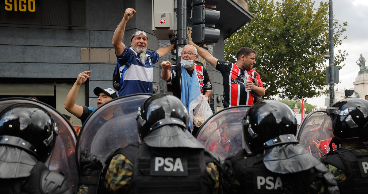 En Argentina se aburren de las barrabravas tras apoyo a jubilados: presentarán ley para prohibirlas