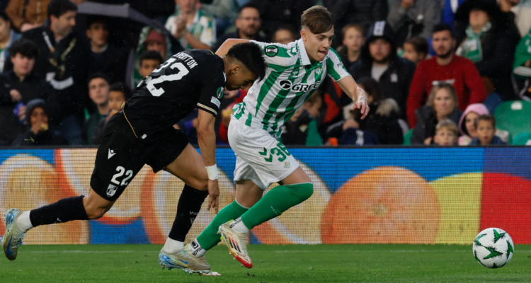 Pellegrini y su Betis lamentan tardío empate en ida de los 8vos de final de Conference ante Vitória