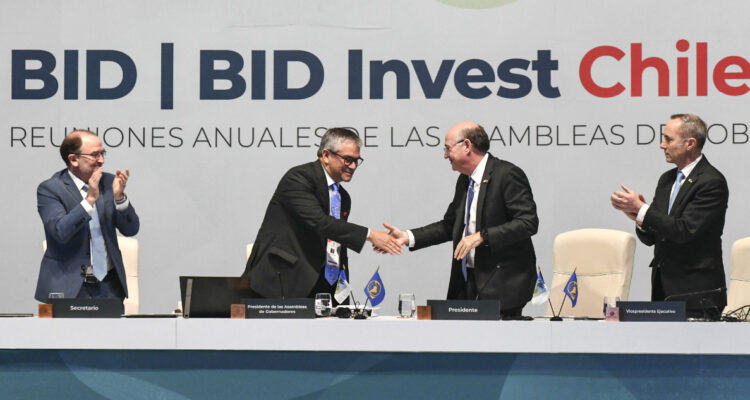 Gobierno destaca que asamblea del BID en Chile dejó US$40 millones ante ingreso de 4.800 asistentes