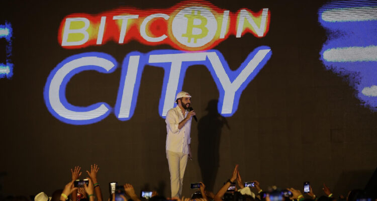 Bukele afirma que El Salvador seguirá comprando bitcoin -aunque dejó de ser moneda de curso legal-