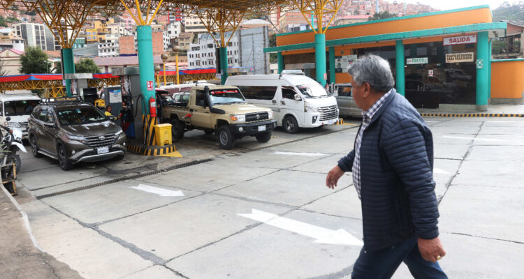 “Nos duele”: Ante falta de dólares y combustibles, Bolivia anuncia teletrabajo y clases online