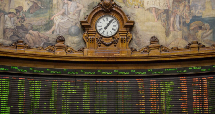 Mientras Wall Street cierra con bajas: la bolsa en Chile cierra con un nuevo máximo histórico