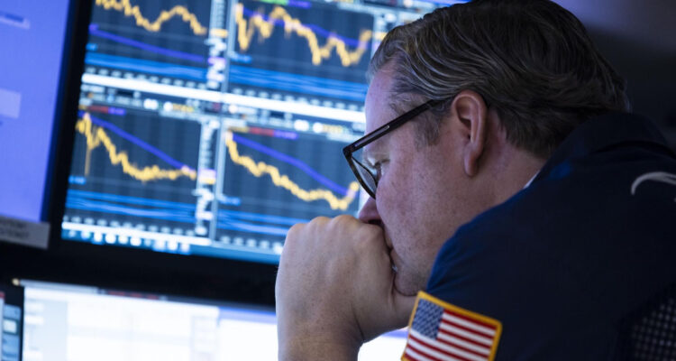 Wall Street cierra en rojo y pendiente a los aranceles de Trump a los automóviles