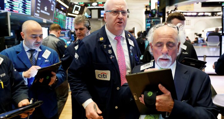 Wall Street se tiñe de rojo y el dólar cae mientras se consolida la nueva guerra comercial de Trump