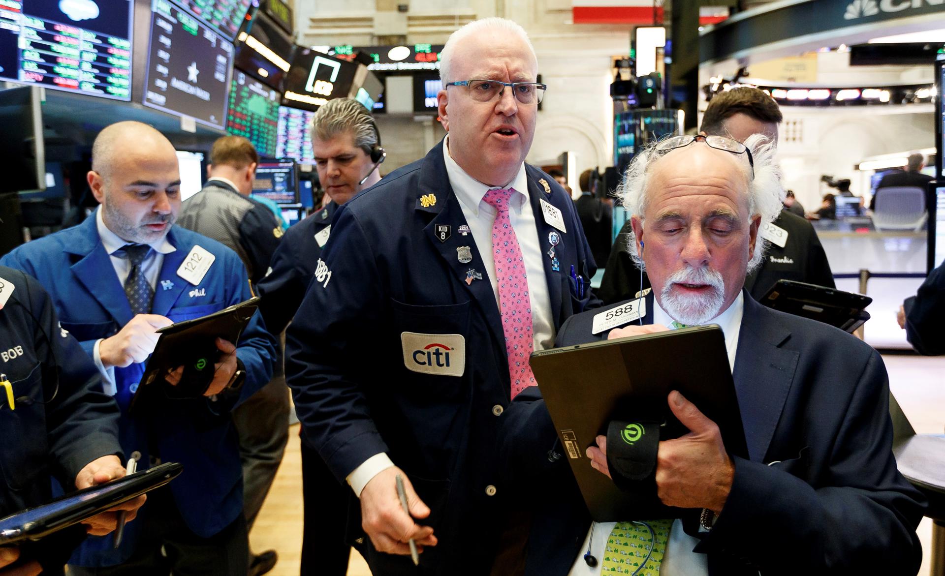 Wall Street se tiñe de rojo y el dólar cae mientras se consolida la nueva guerra comercial de Trump