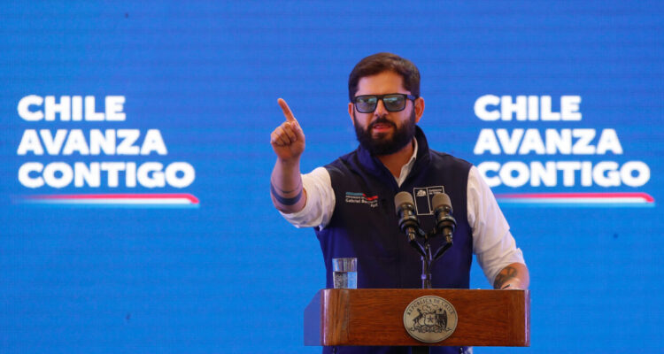 Boric hace balance por tres años de Gobierno con recuerdo del 18-O y dice estar “al pie del cañón”