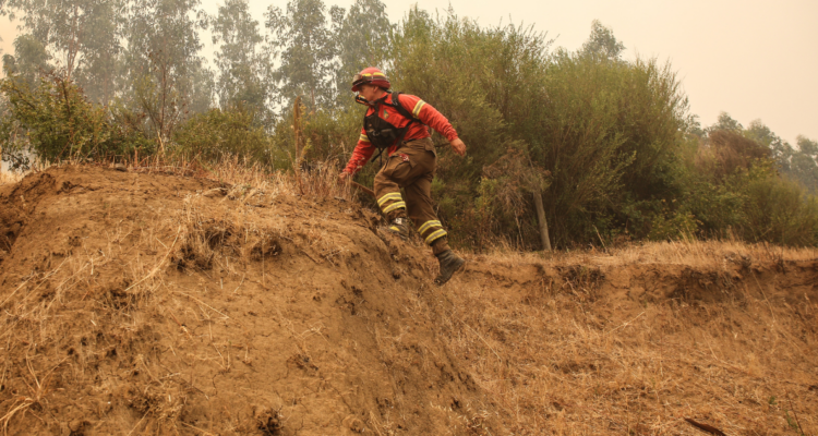 Imagen de brigadista en medio de incendio en relación a futuro Sernafor
