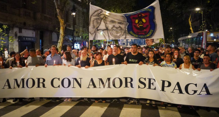 Miles de argentinos marcharon con antorchas en Buenos Aires en apoyo al Papa Francisco