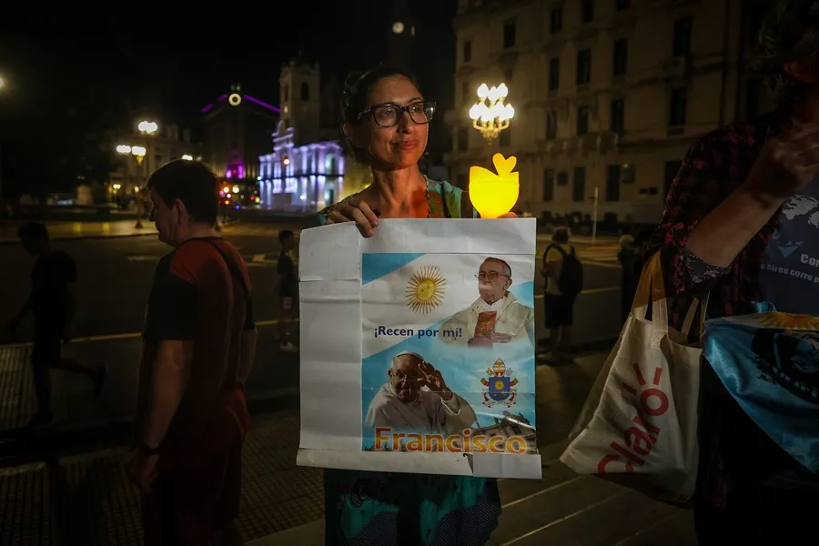 Miles de argentinos marcharon con antorchas en Buenos Aires en apoyo al Papa Francisco