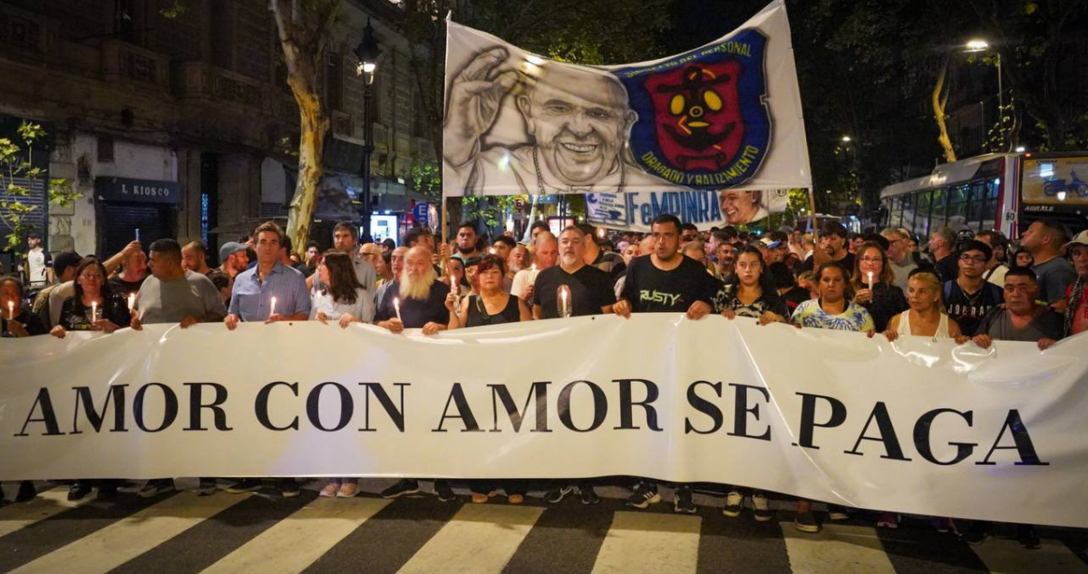 Miles de argentinos marcharon con antorchas en Buenos Aires en apoyo al Papa Francisco
